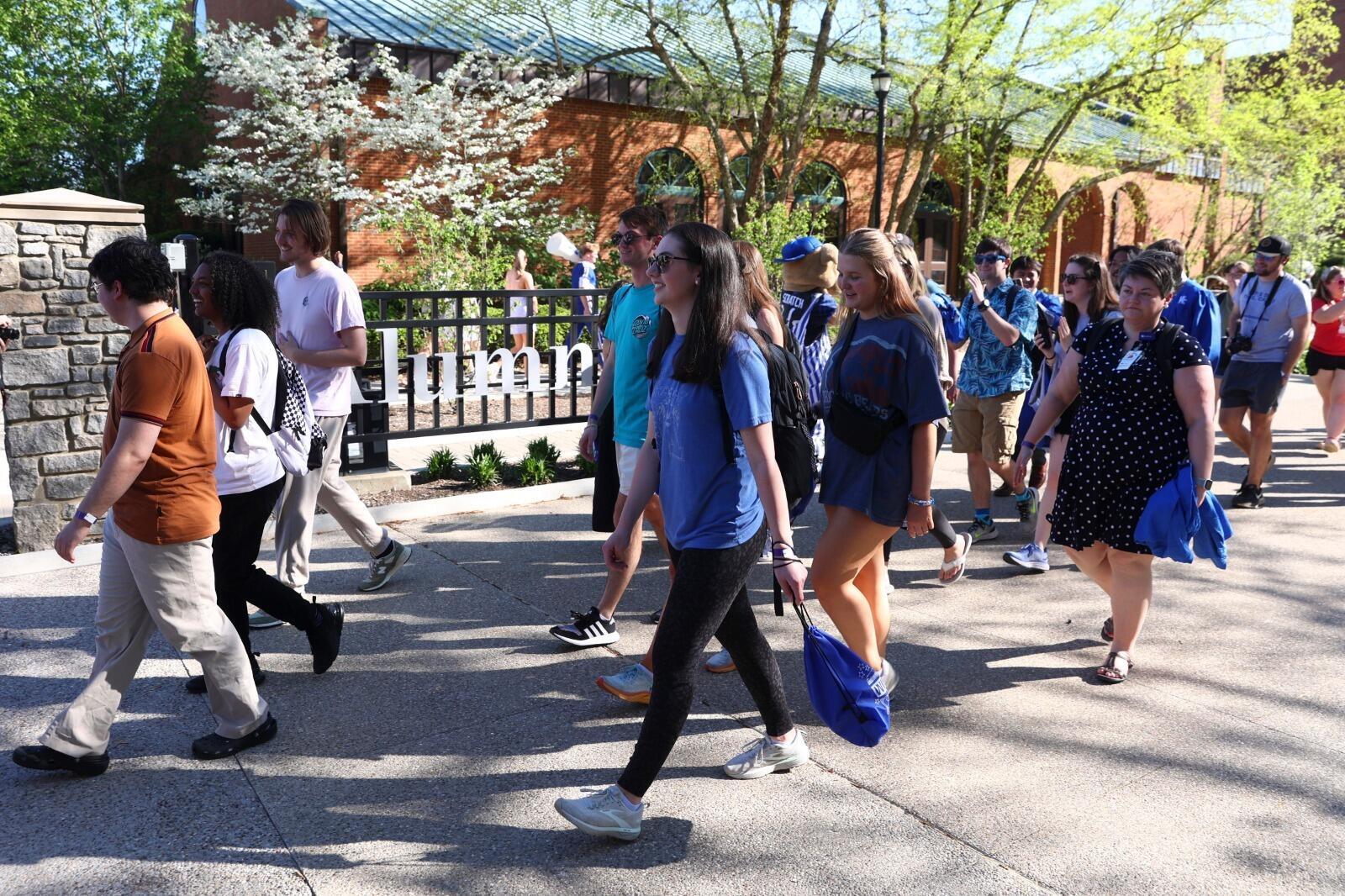 Students walking through Alumni Commons