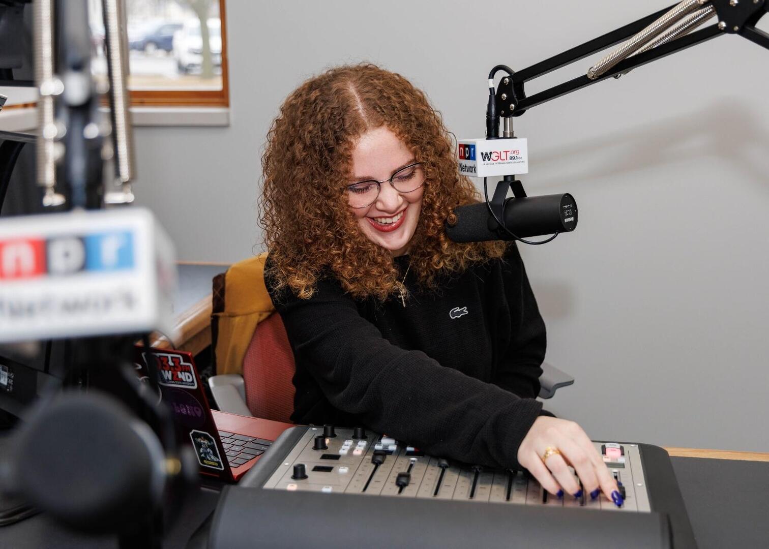 Courtney Conroy, WGLT student intern, in the newsroom